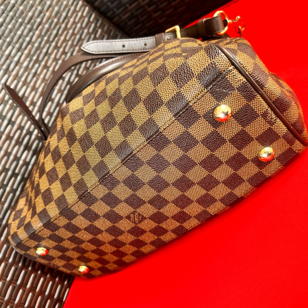 This is a beautiful bag. Well kept clean inside and out. So beautiful 🛍️🛍️🛍️
